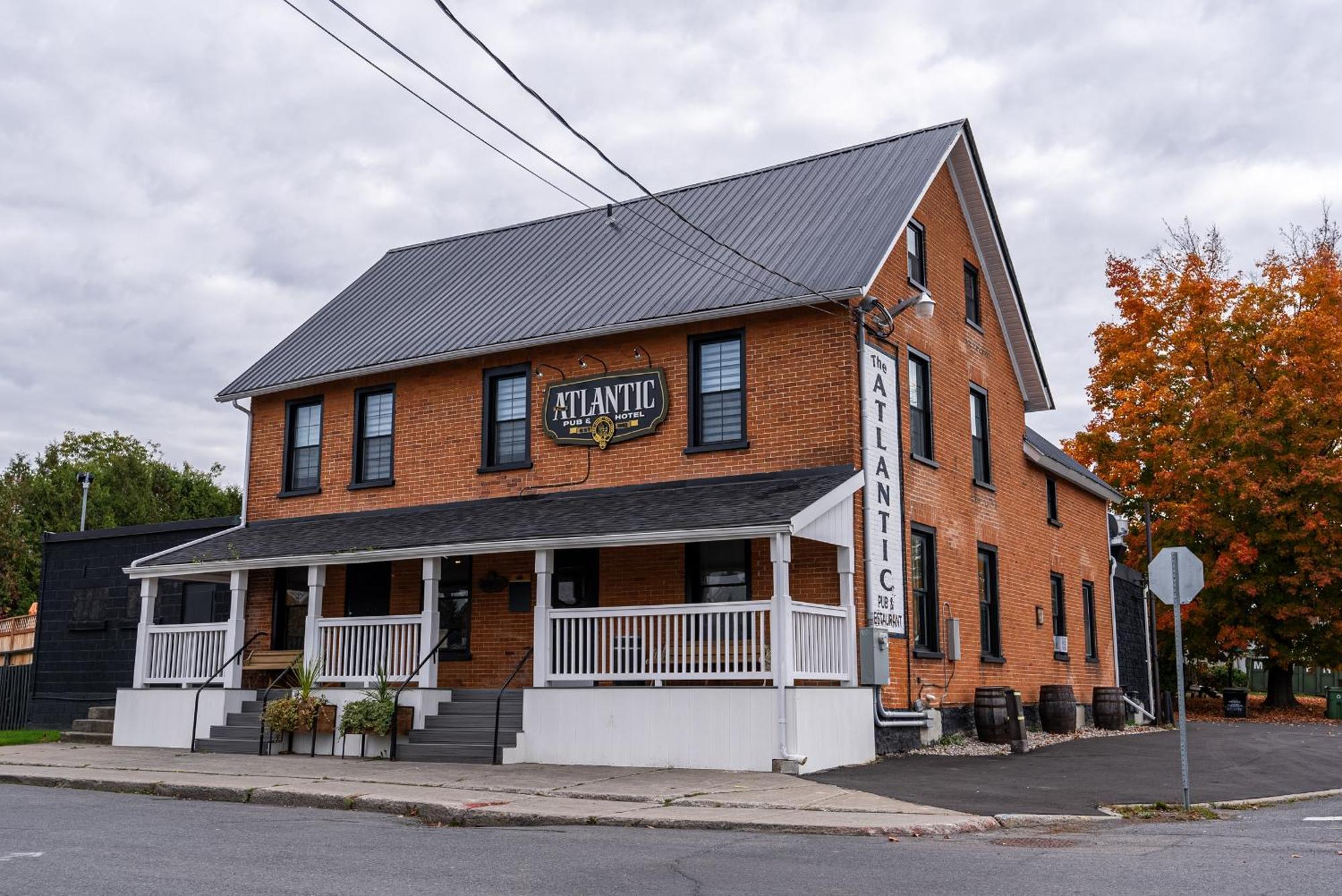 Atlantic Pub & Hotel Glen Robertson Bagian luar foto