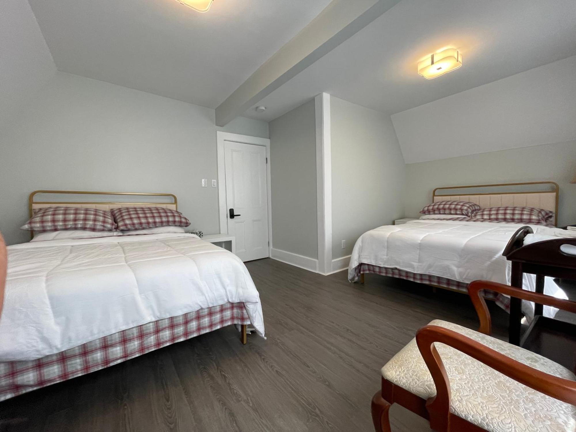 Atlantic Pub & Hotel Glen Robertson Bagian luar foto